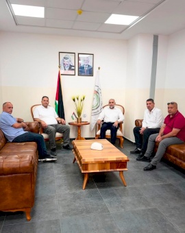 عميد الكلية الأستاذ الدكتور خالد مصطفى السراحنة، يستقبل رئيس بلدية الظاهريّة المهندس علي عباس العوايصة يرافقه أعضاء من المجلس البلدي